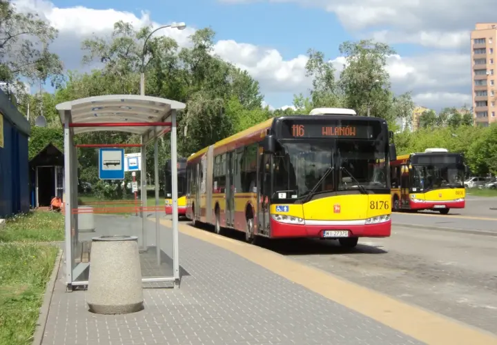 Autobus linii 116 w Warszawie czeka na pasażerów na przystanku.