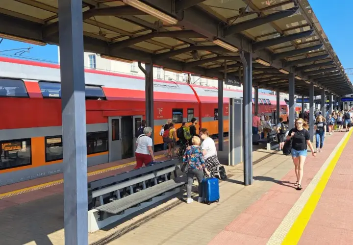 PKP Gdynia - Hel: podróżni z bagażami czekają na pociąg Polregio. Sprawdź cenę biletu na Hel!