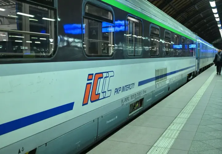 Pociąg PKP Intercity z logo ICC, gotowy do podróży z dostępem do intercity wifi.