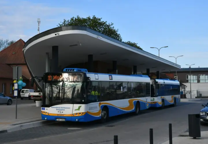 Autobus 10 Świnoujście-Międzyzdroje stoi pod nowoczesnym zadaszeniem dworca.