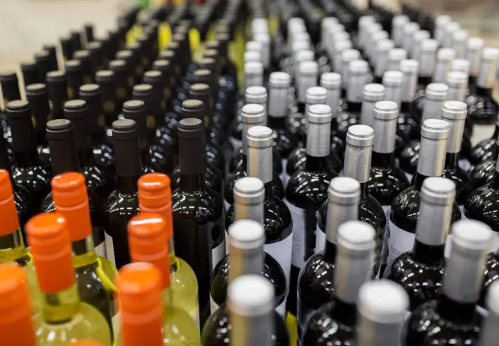 Rzędy butelek wina, czerwonego i białego. Zastanawiasz się, ile litrów alkoholu można przewieźć przez granicę polsko-niemiecką?