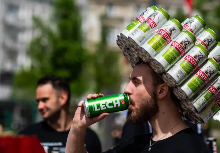 Mężczyzna z koroną z puszek piwa Kasztelan pije Lecha. Zastanawia się, ile bimbru można przewieźć do Niemiec.