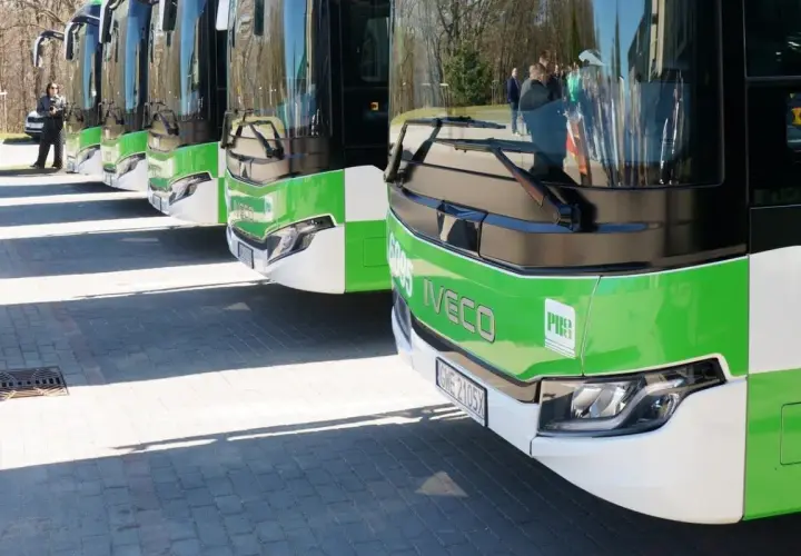 Nowe autobusy Iveco PKS w zielono-białych barwach czekają na pasażerów w Siedlcach i Lubinie.