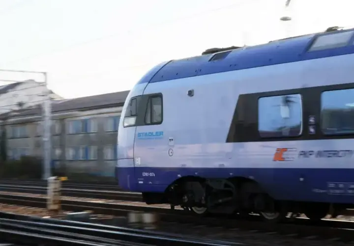 Pociąg PKP Intercity Stadler ED160 mija budynki. Może właśnie wraca do bazy, a pasażerowie planują zwrot biletu PKP.