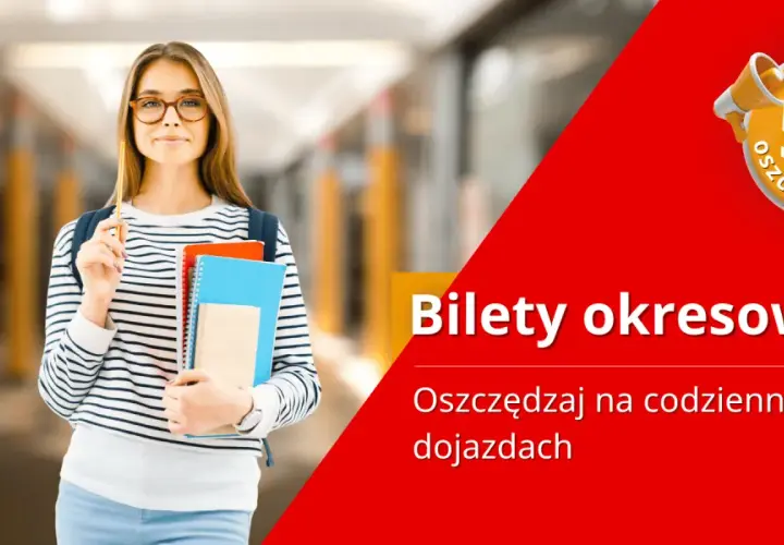 Młoda kobieta z zeszytami i ołówkiem, w tle korytarz. Napis "Bilety okresowe" i "Zyskaj do 50% oszczędności".