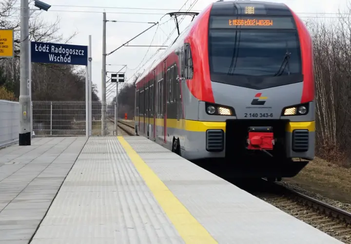 Pociąg zbliża się do peronu na stacji Łódź Radogoszcz Wschód.