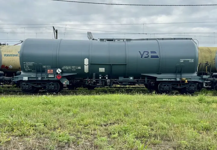 Szary wagon-cysterna z logo УЗ, gotowy do transportu. Ile wagonów można przewieźć do Niemiec? Zależy od ładunku i przepisów.