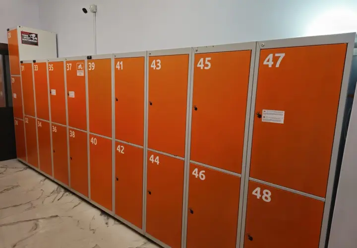Skrytki bagażowe Kraków Główny: cennik dostępny przy rzędzie pomarańczowych szafek z numerami od 28 do 48.