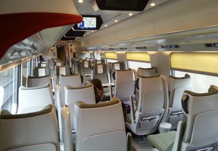 Puste miejsce przy stoliku w pociągu Intercity. Czekam na podróż, rozglądam się po wagonie.
