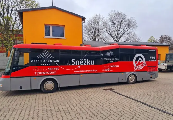 Autobus Karpacz Bus z napisem "na Śnieżkę" i "z nami na szczyt i z powrotem". Sprawdź karpacz bus cennik na stronie green-mountain.pl.