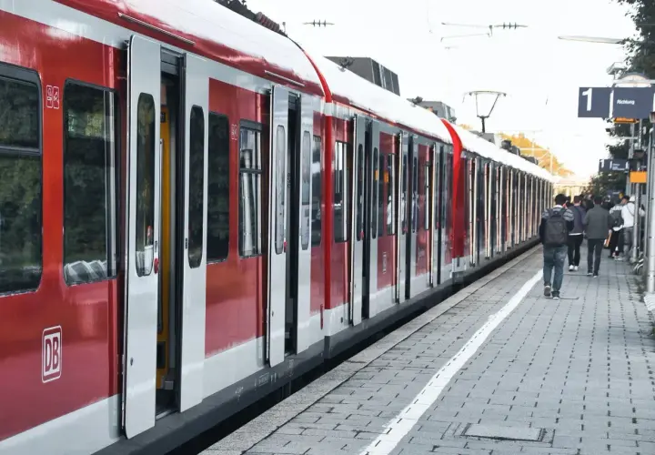 Czerwony pociąg na stacji, ludzie czekają na peronie. Może właśnie planują zwrot biletu Pendolino?