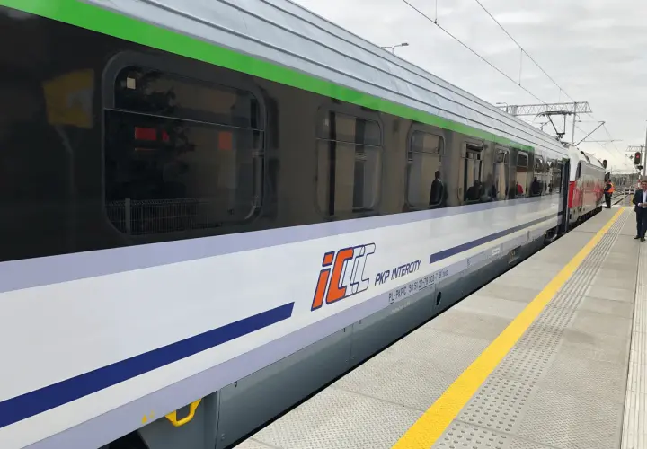 PKP Intercity - eic co to za pociąg? Nowoczesny skład z charakterystycznym logo, gotowy do podróży.