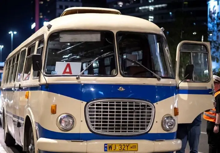 Nocne autobusy w Warszawie, klasyczny Jelcz z otwartymi drzwiami i kierowcą w kamizelce.