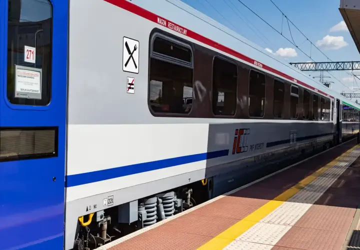 Wagon restauracyjny PKP Intercity. Symbol widelca i noża informuje, jak sprawdzić czy w pociągu jest wars.