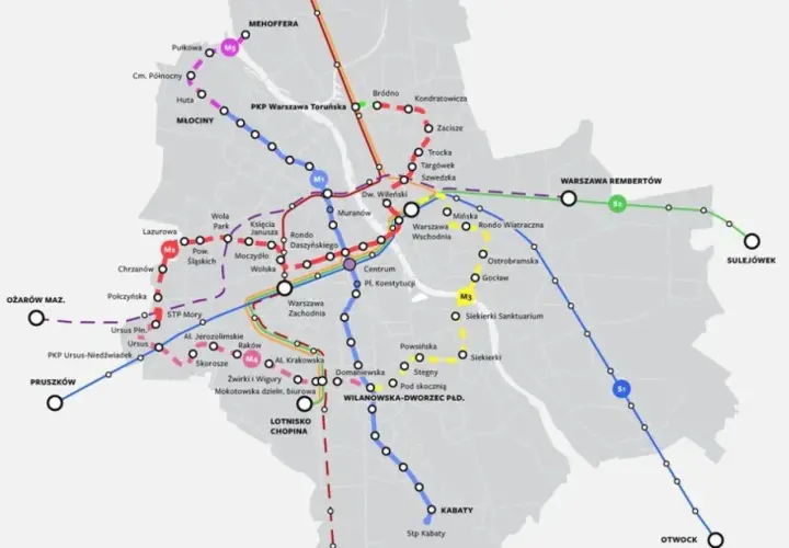 Mapa metra i kolei w Warszawie, z zaznaczonymi liniami M1, M2, M3, M4, S1, S3. Widać stacje takie jak Bemowo, Centrum, Ursus, Kabaty.
