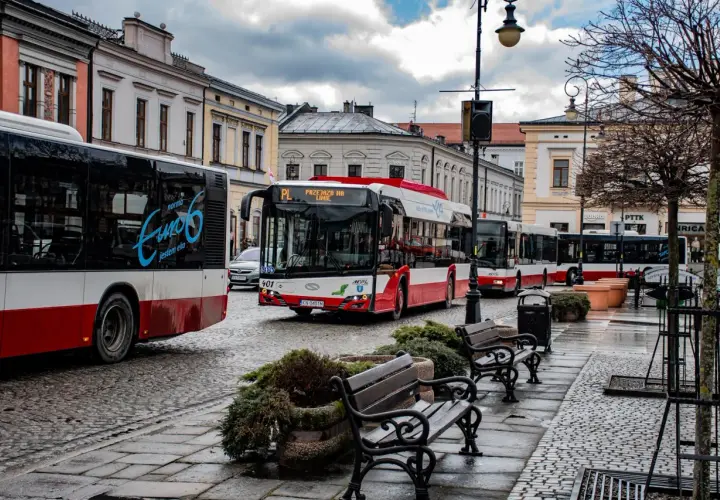 Autobus linii 401 z Nowego Sącza do Krakowa na brukowanej ulicy.