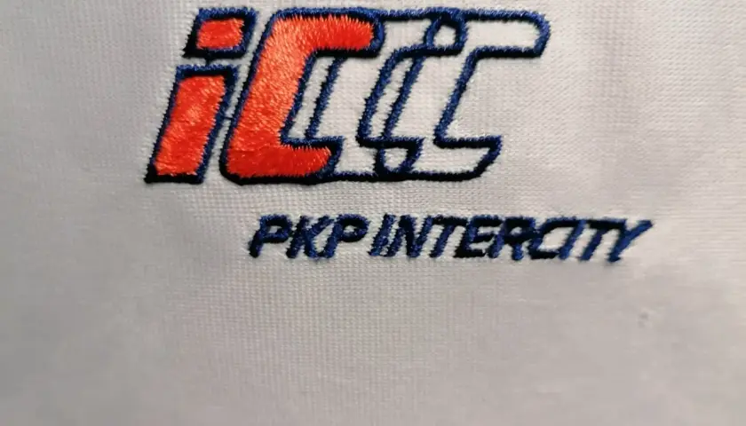 Logo PKP Intercity w kolorach czerwonym, białym i niebieskim na białym tle.