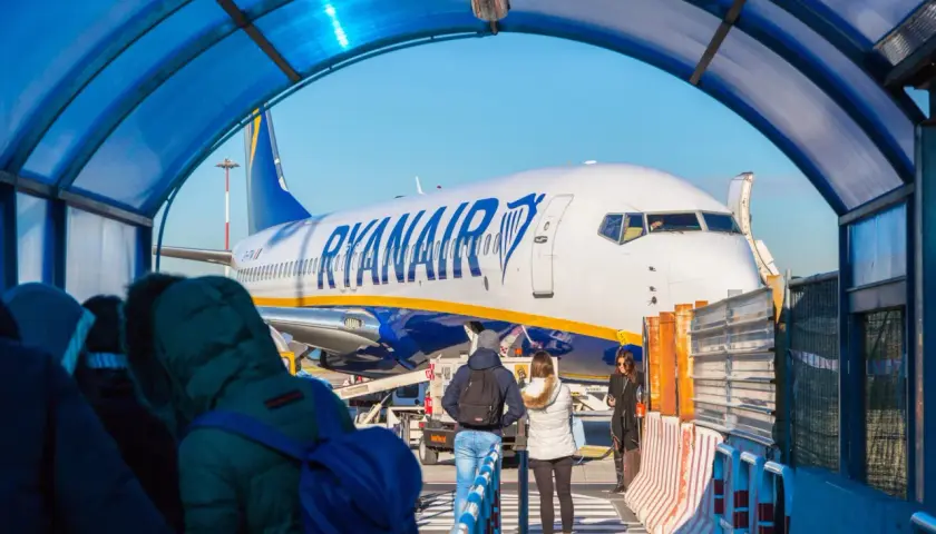 Pasażerowie wchodzą na pokład samolotu Ryanair na lotnisku Rzym Ciampino.