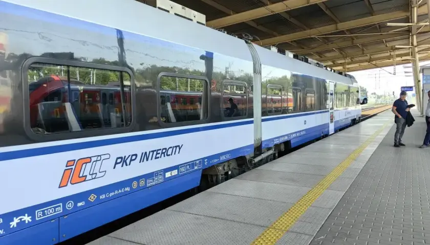 Pociąg PKP Intercity na peronie. Możliwa wymiana biletu bez rejestracji.