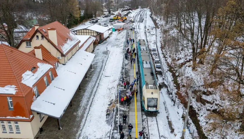 Zimowa stacja PKP w Świeradowie-Zdroju. Pociąg czeka na pasażerów, którzy chcą dojechać do tego uzdrowiska.