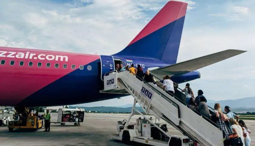 Ile alkoholu można przewieźć samolotem Wizz Air? Oto ważne limity