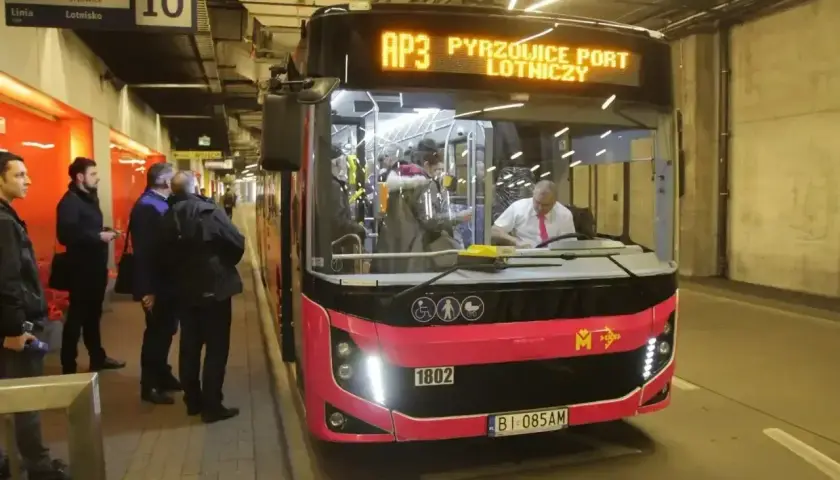 Autobus AP3 z Katowic Pyrzowic do portu lotniczego czeka na pasażerów.