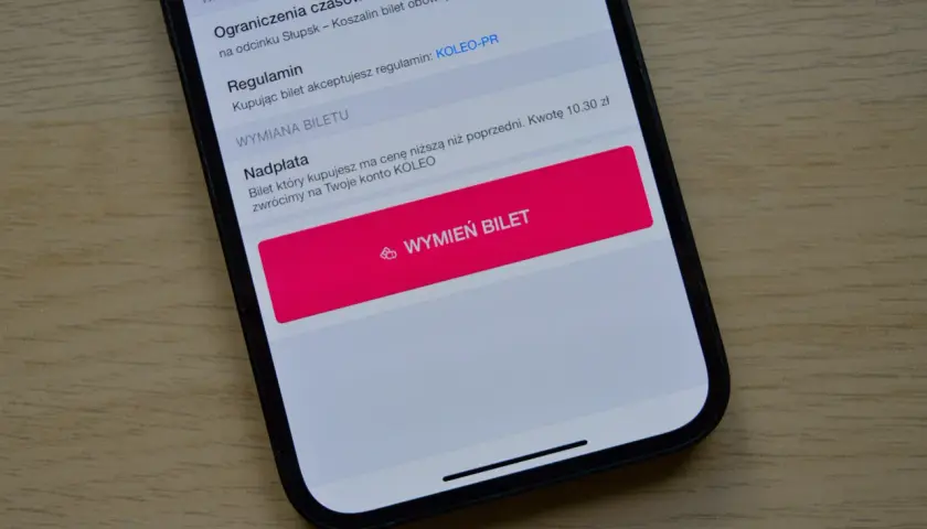 Na ekranie telefonu widoczna jest opcja wymiany biletu z informacją o nadpłacie i zwrocie na konto KOLEO.