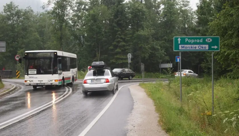 Bus do Zakopanego, Palenica Białczańska. Cena biletu? Znak kieruje do Popradu i Morskiego Oka.