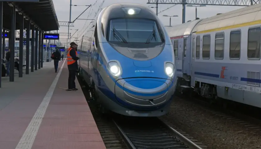 Pendolino na peronie, gotowe do podróży. Zastanawiasz się, ile jedzie Pendolino z Warszawy do Gdańska?