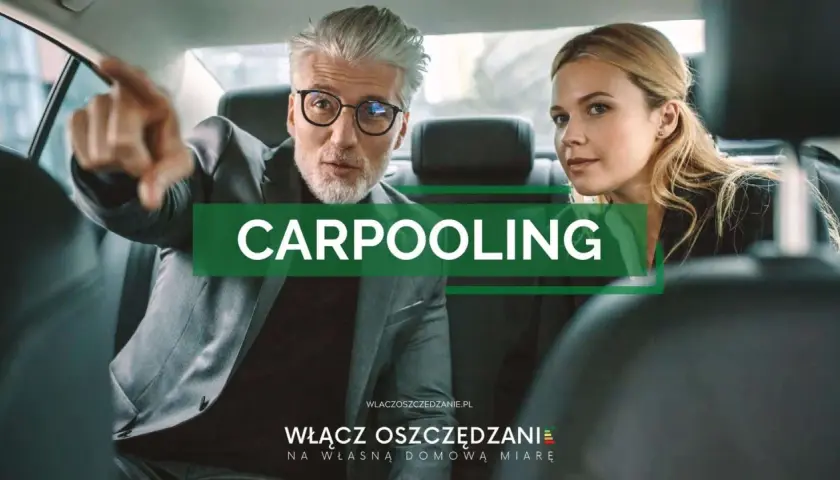 Mężczyzna w garniturze wskazuje drogę, obok siedzi kobieta. Napis "CARPOOLING" sugeruje wspólne dojazdy.