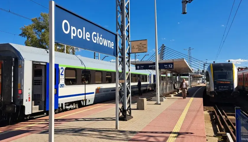 Pociąg na stacji Opole Główne, gotowy do podróży do Łodzi.