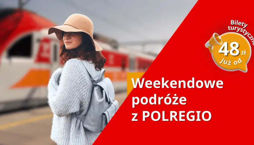 Kobieta w kapeluszu i swetrze z plecakiem czeka na pociąg. Oferta weekendowych podróży z Polregio, bilety turystyczne już od 48 zł.