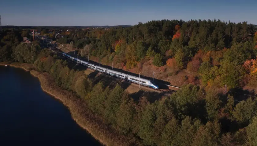 Pociąg Pendolino mknie przez jesienne krajobrazy nad jeziorem, w stronę Nidzicy, a potem dalej do Zakopanego.