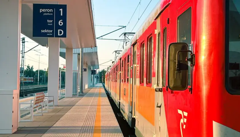 Czerwony pociąg na stacji, peron 1, tor 6, sektor D. Czekam na podróż, jak na fakturę od Koleo.