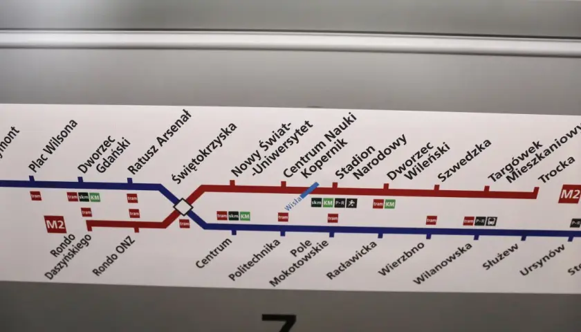 Schemat linii metra M2 z zaznaczonymi stacjami: Marymont, Plac Wilsona, Dworzec Gdański, Ratusz Arsenał, Świętokrzyska, Nowy Świat-Uniwersytet, Centrum Nauki Kopernik, Stadion Narodowy, Dworzec Wileński, Szwedzka, Targówek Mieszkaniowy, Trocka.