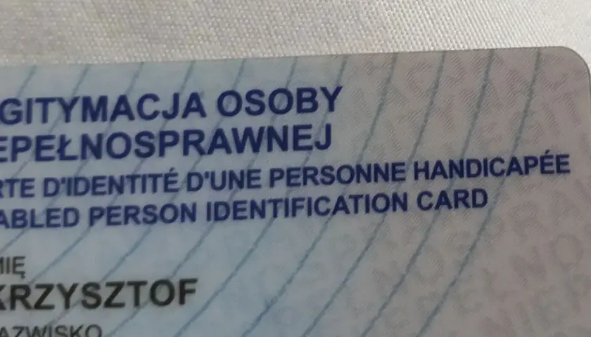 Legitymacja osoby niepełnosprawnej, która uprawnia do zniżek i ulg. Widoczne imię Krzysztof.