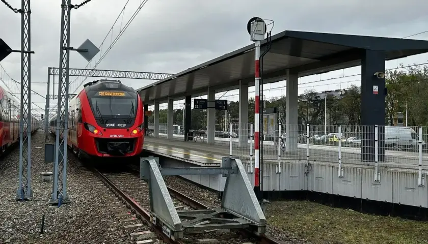 Czerwony pociąg SKM na stacji. Planujesz epodróżnik zwrot biletu? Tu możesz zacząć swoją podróż.