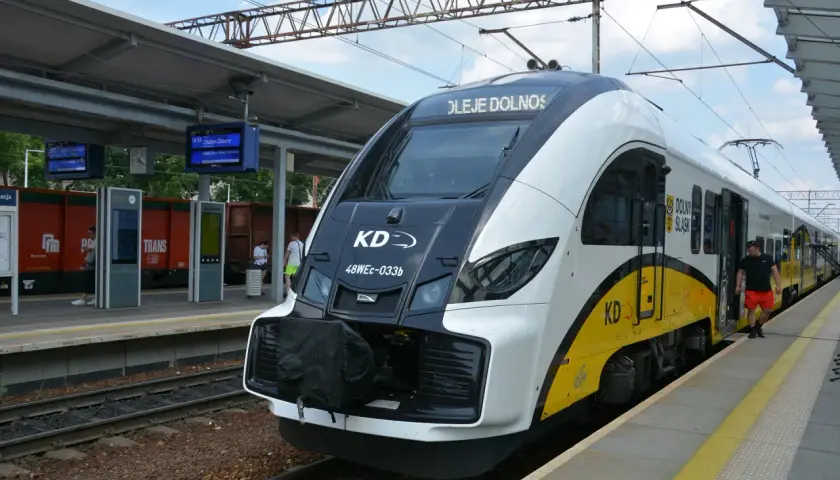 PKP Zielona Góra rozkład jazdy nad morze. Nowoczesny pociąg KD "Dolny Śląsk" na peronie, gotowy do podróży.