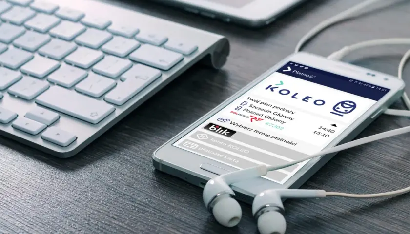 Aplikacja KOLEO na telefonie pokazuje plan podróży i opcje płatności. Sprawdzam pkp bilet miesięczny cennik, by zaplanować podróż.