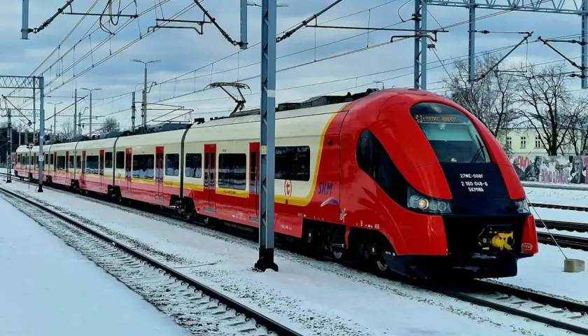 Czerwono-biały pociąg SKM na zaśnieżonym dworcu PKP Piaseczno.