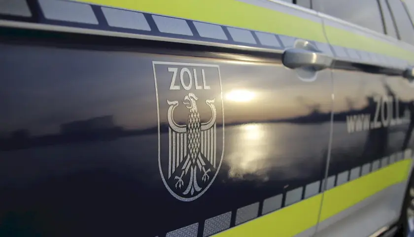 Samochód służbowy Zoll z godłem orła. Zastanawiasz się, ile litrów wódki można przewieźć przez granicę niemiecką? Sprawdź przepisy celne!