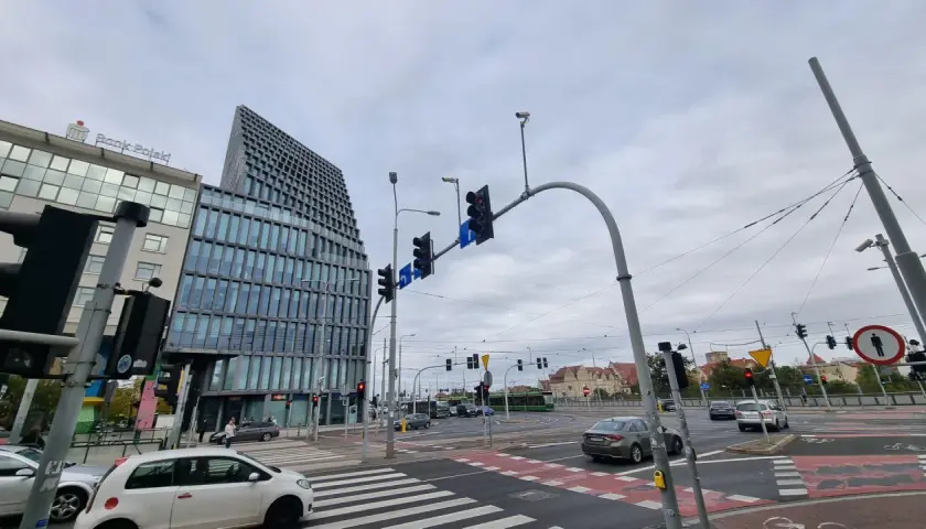 Ruch uliczny na rondzie Kaponiera. Nowoczesne budynki i sygnalizacja świetlna.