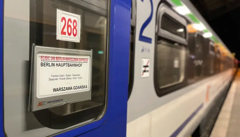 Pociągi międzynarodowe z Polski: Berlin-Warszawa Express, numer 268, z logo PKP Intercity.