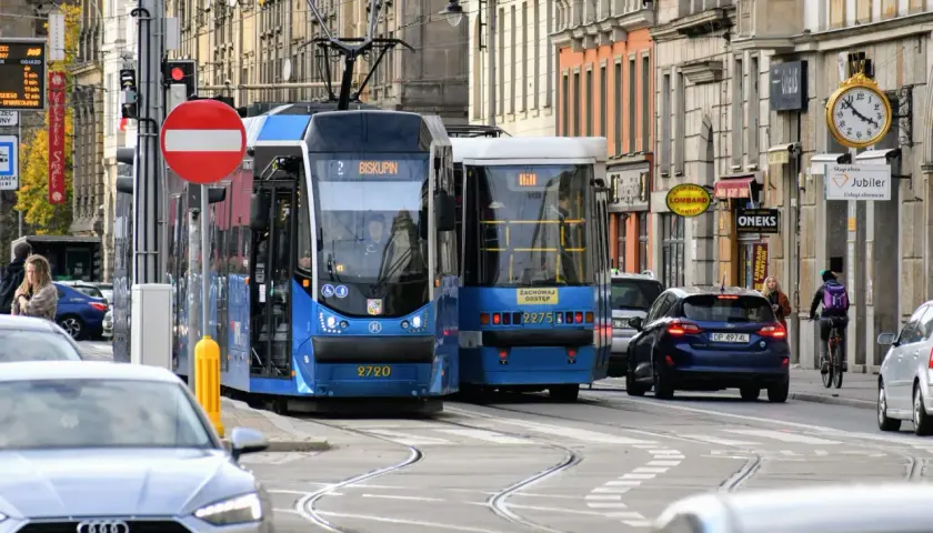 Dwa tramwaje na ulicy w Krakowie. Aby dowiedzieć się, jak dojechać z dworca w Krakowie do Prokocimia, warto sprawdzić rozkład jazdy tramwajów.