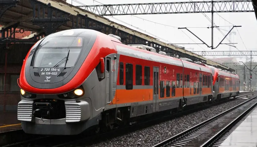 Nowoczesny pociąg Polregio na torach. Może właśnie wracasz z podróży i myślisz o zwrot biletu Polregio?