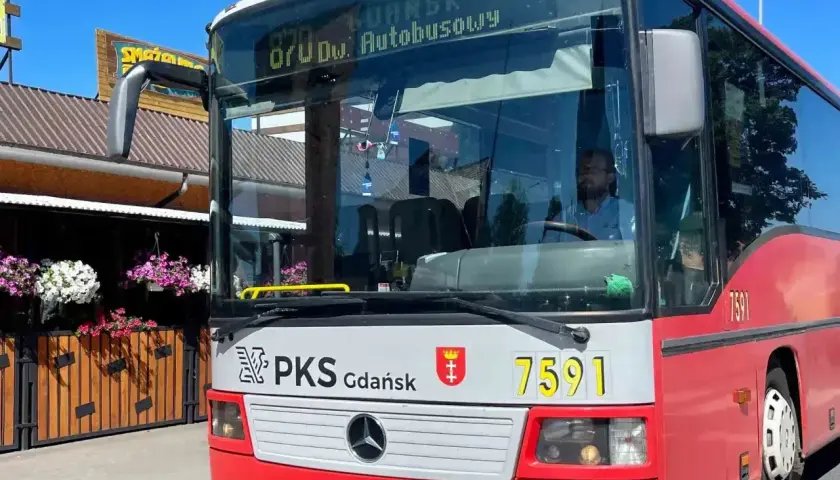 Autobus PKS Gdańsk 870, z kierowcą za kierownicą, gotowy do podróży. Sprawdź autobus 870 Gdańsk cennik przed wyjazdem.