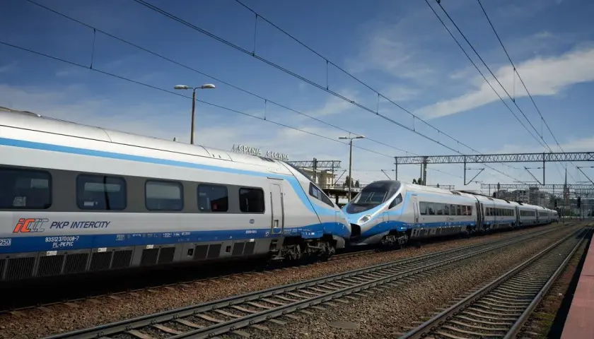 Dwa nowoczesne pociągi PKP Intercity na torach stacji Gdynia Główna. Sprawdź pociąg Warszawa - Gdańsk cena i podróżuj wygodnie.