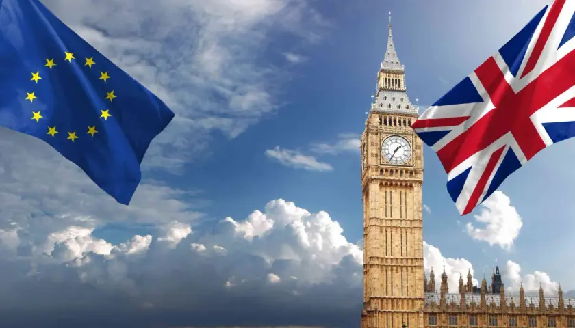 Big Ben i flagi UE i UK. Zastanawiasz się, co można przewieźć do Anglii samolotem po Brexicie?