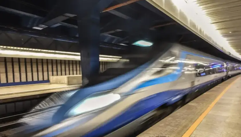 Szybki pociąg Pendolino mija peron. Jak sprawdzić który peron? Spójrz na tablice informacyjne lub zapytaj obsługę.