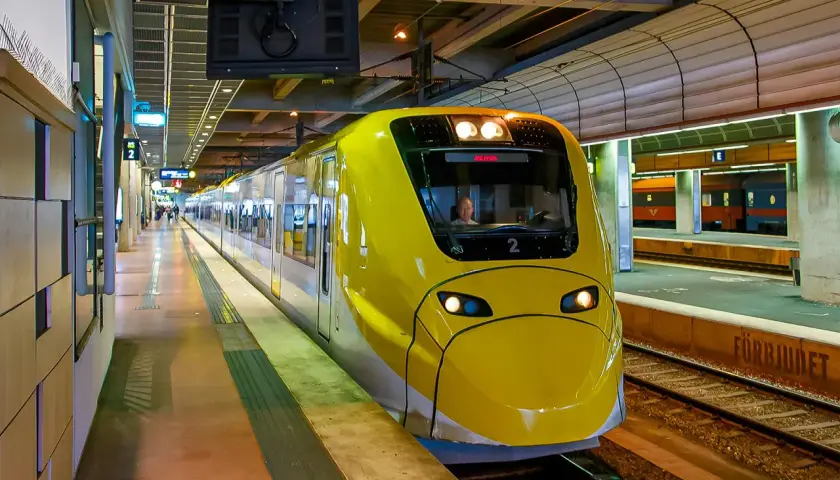 Żółty pociąg Arlanda Express na stacji. Sprawdź arlanda express cena, by zaplanować podróż.